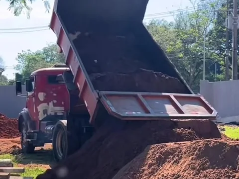 Volquete descargando arena gorda en una obra
