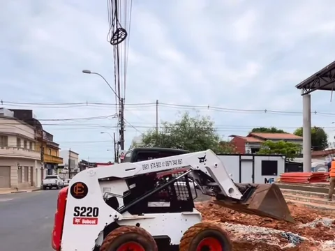 Minicargadora Bobcat S220 trabajando en una calle
