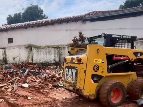 Minicargadora CAT limpiando un terreno