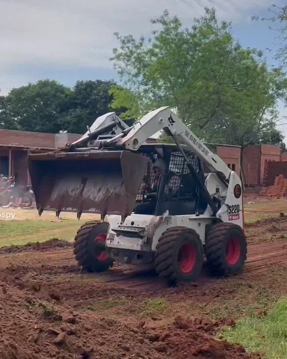 Minicargadora Bobcat abriendo una calle para Che Róga Porã