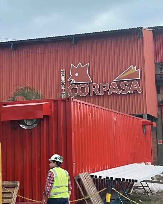 Operario de FyC frente a la planta de Corpasa