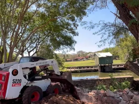 Minicargadora Bobcat S220 haciendo un relleno