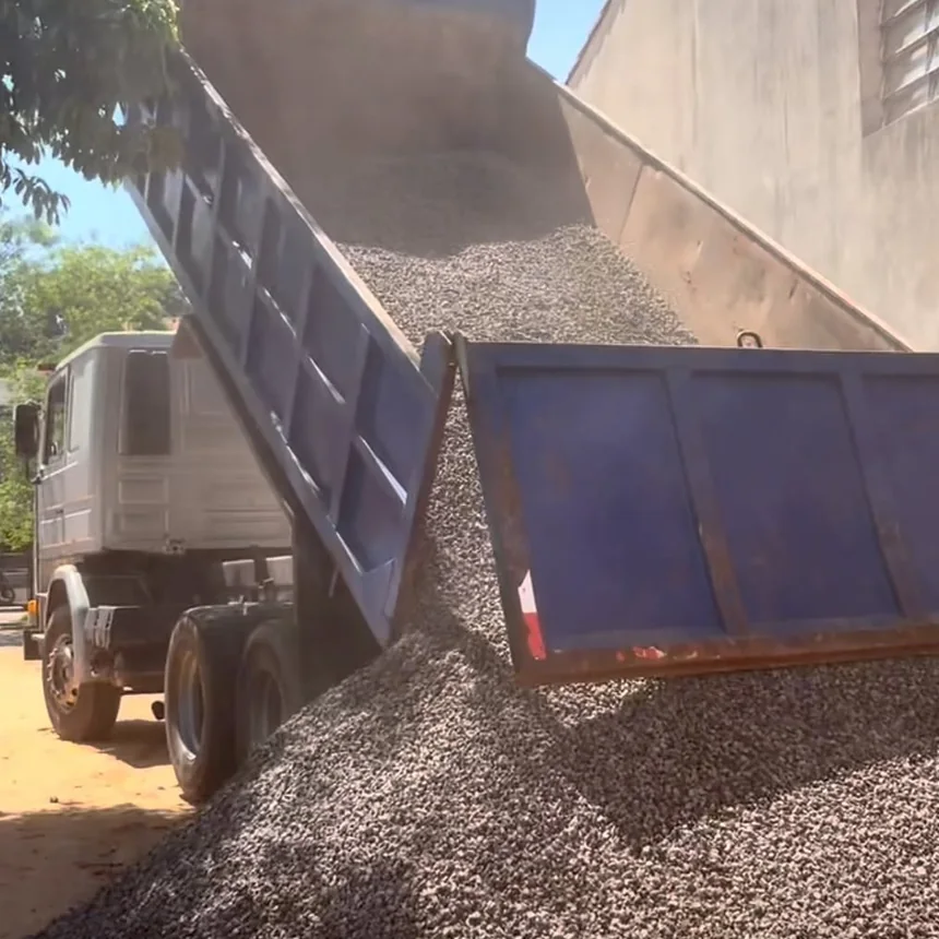 Volquete de FyC descargando piedra triturada para un estacionamiento